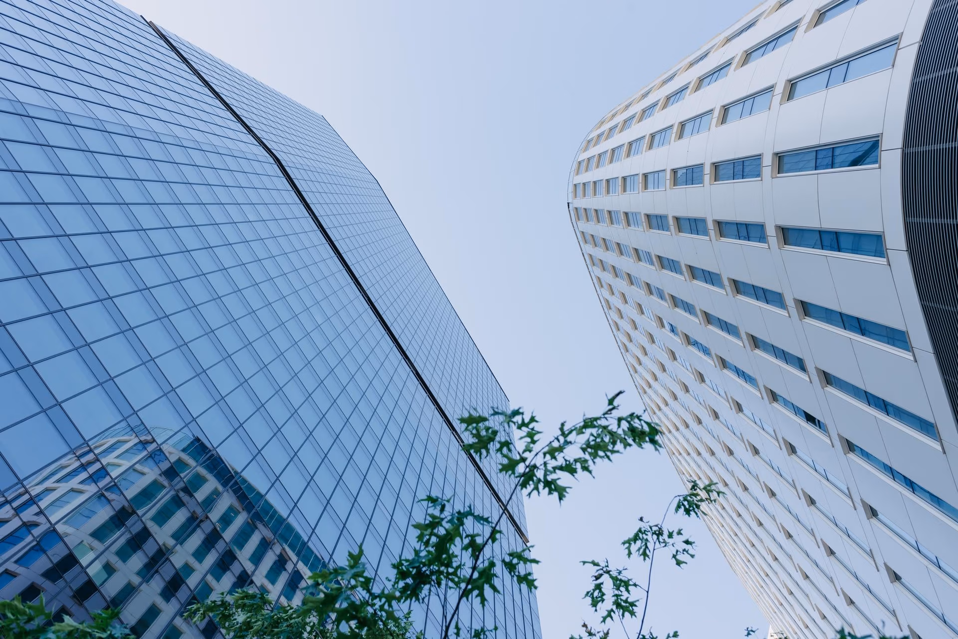 Immo Clean Objektleiter bei der Qualitätskontrolle in einem Berliner Bürogebäude
