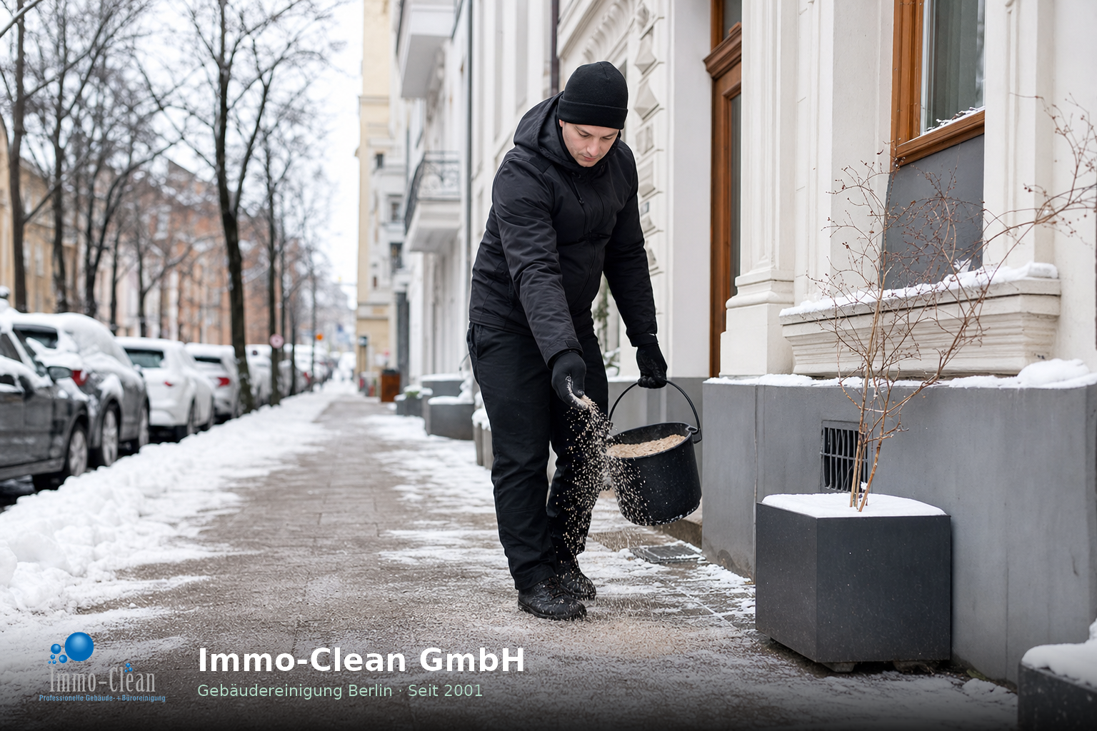 Winterdienst Berlin - Schneeräumen auf Gehwegen Streuen bei Glättegefahr